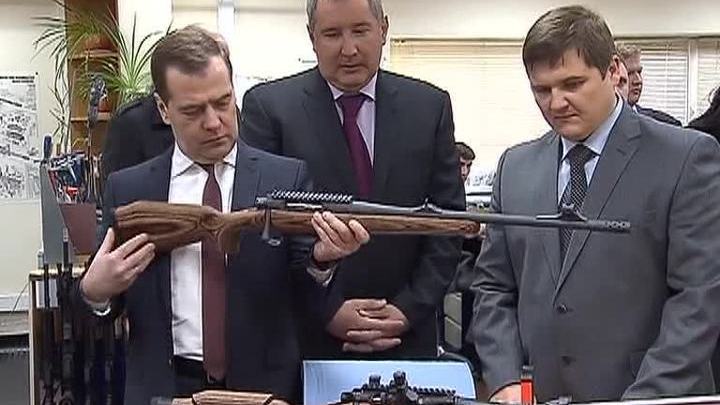 Медведев взял оружие в руки
