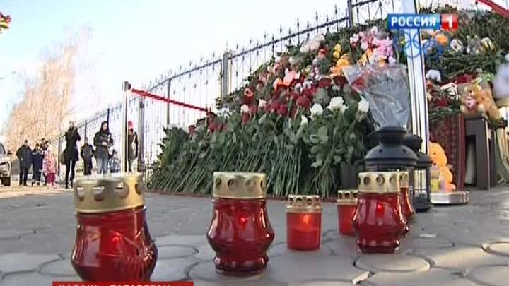 Гора цветов у казанского аэропорта выше человеческого роста