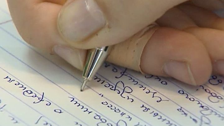Выпускников школ обяжут защищать сочинения по литературе