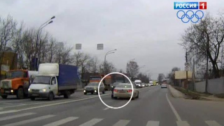 На автолюбителя, прокатившего инспектора на капоте, завели дело