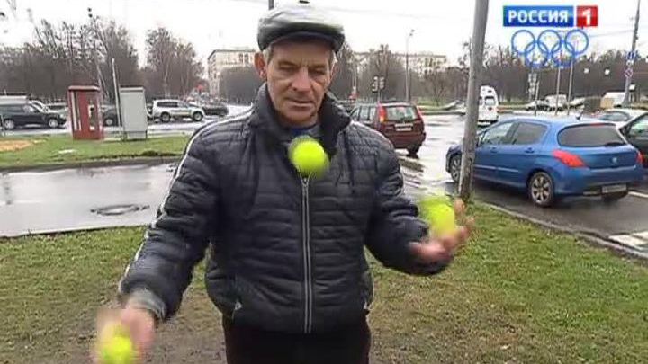 Уличный жонглер поднимает настроение водителям