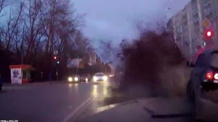 Перед внедорожником разверзлась земля