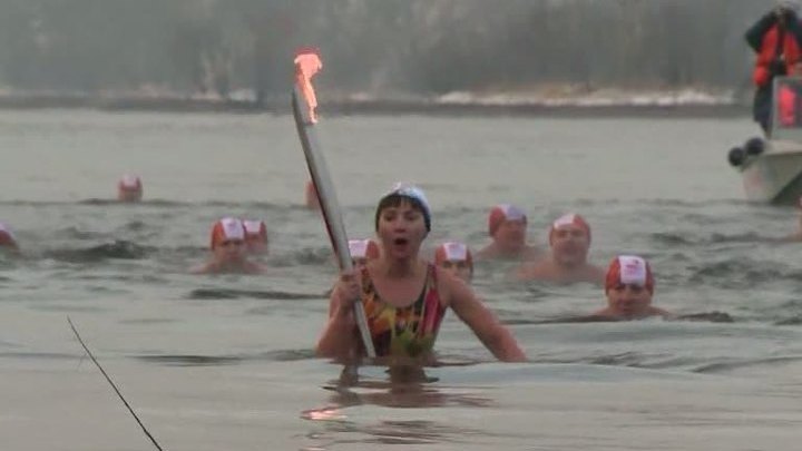 Красноярские моржи проплыли по Енисею с факелом Олимпиады