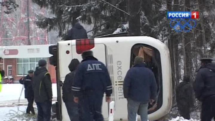 Автобус задел "Жигули" и перевернулся