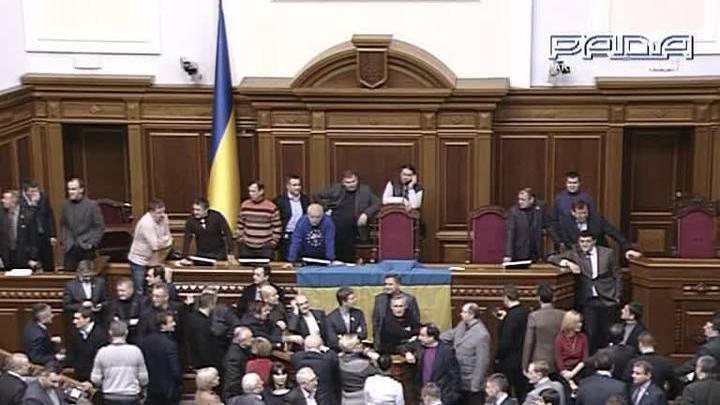 Оппозиция заблокировала трибуну Рады