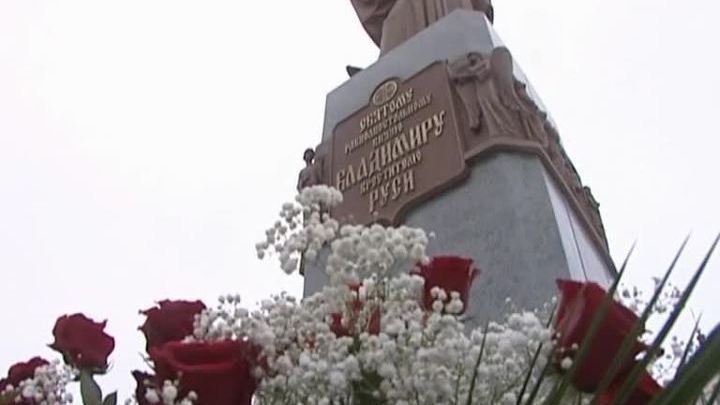 В Астрахани установили памятник крестителю Руси