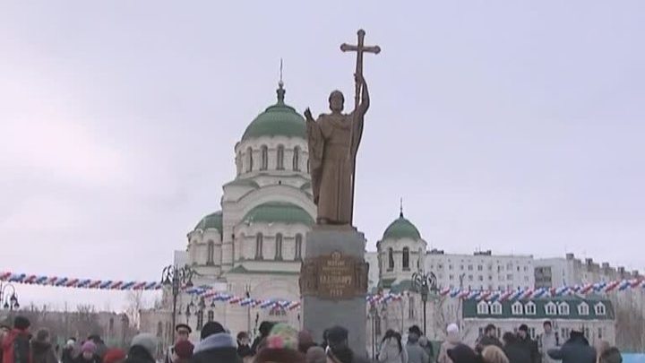 Фонд Гейдара Алиева установил в Астрахани памятник Владимиру Великому