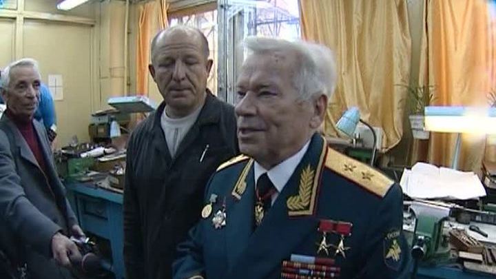 Ушел из жизни легендарный оружейник: люди несут цветы к дому Калашникова