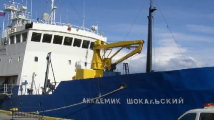 На помощь застрявшему во льдах российскому судну спешат три ледокола