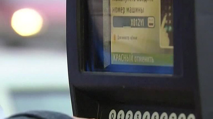 Платные парковки раскололи Москву на две части
