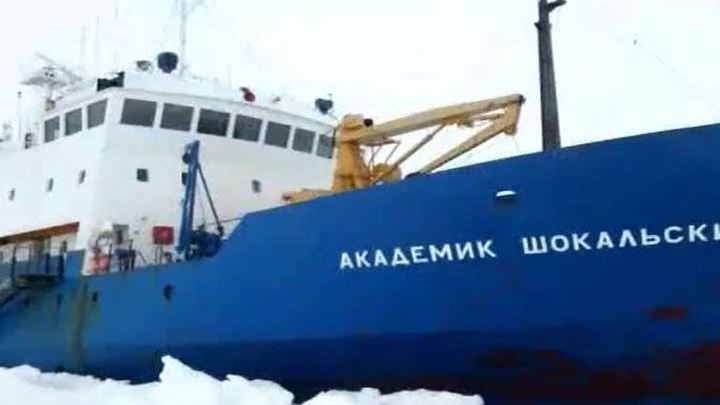 Первым на помощь российскому судну придет китайский ледокол