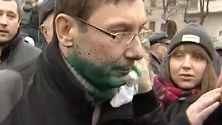 Украинскому оппозиционеру Луценко плеснули в лицо зеленкой