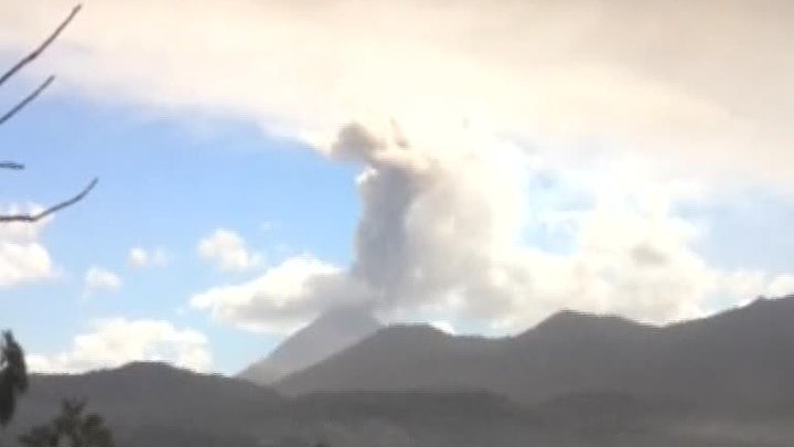 Проснувшийся вулкан засыпает пеплом Сальвадор