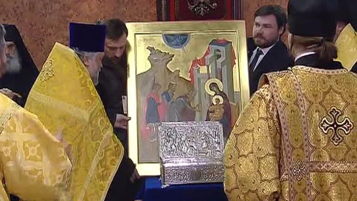 Патриарх Кирилл встретил в Храме Христа Спасителя Дары волхвов