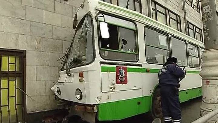 Автобус врезался в дом в Москве: трое госпитализированы