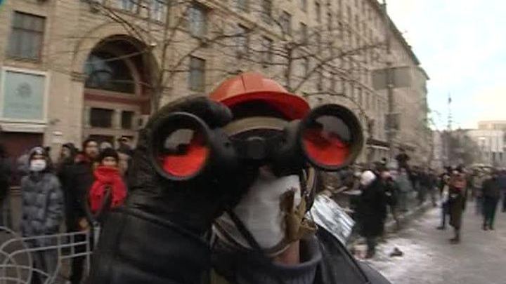 "Беркут" в Киеве продолжает сдерживать атаки погромщиков