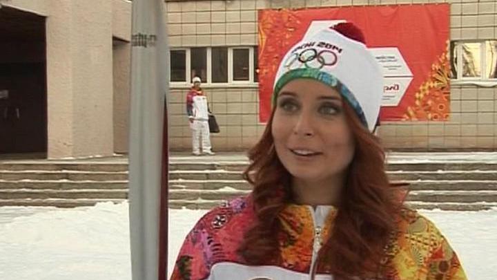 Телеведущая Мария Моргун пронесла олимпийский огонь по улицам Волгограда