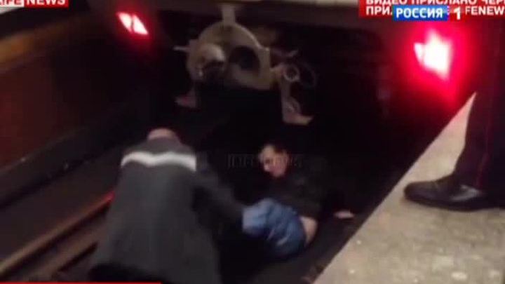 Мужчина упал под поезд метро и остался жив