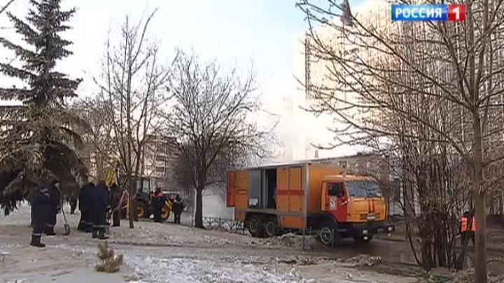 Техногенный гейзер: в Раменках прорвало трубу с кипятком