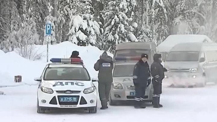 Ледяные пробки и закрытые школы: Россию сковало морозом