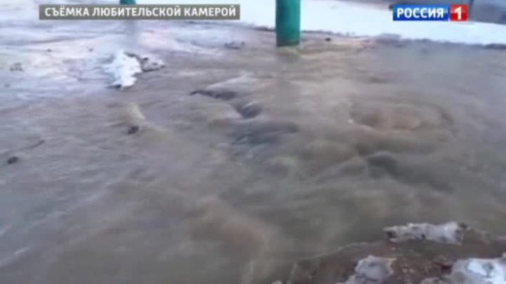 Техногенный гейзер в Бирюлеве: дворы затоплены, машины заледенели