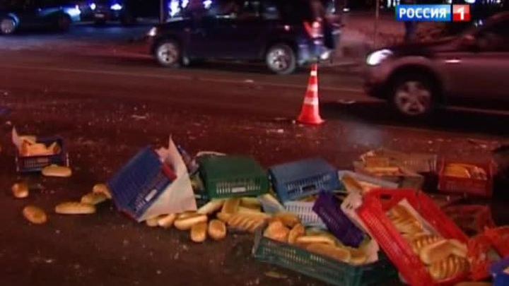 В ДТП попал фургон с хлебом, батоны усеяли проезжую часть