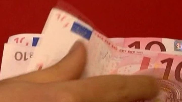 Евро обновил рекорд стоимости, доллар поднялся выше 35