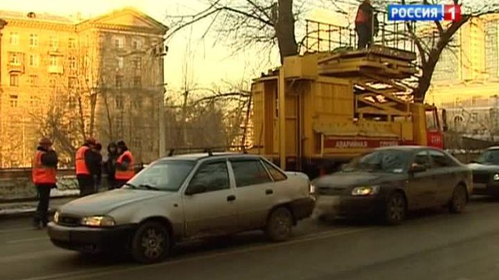 На Бутырском валу провода упали на автомобиль