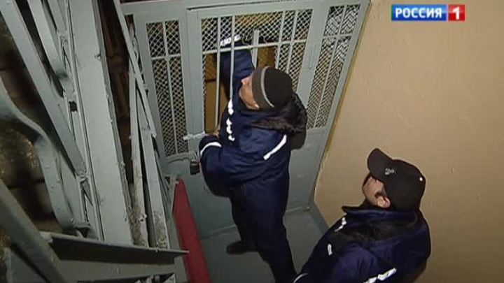 Работники ЖКХ призывают москвичей плотнее закрывать двери в подъезде