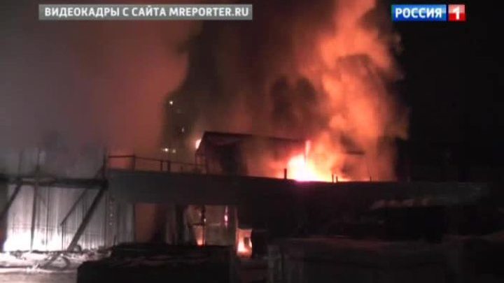 Пожарные успели вытащить газовые баллоны из горящей бытовки