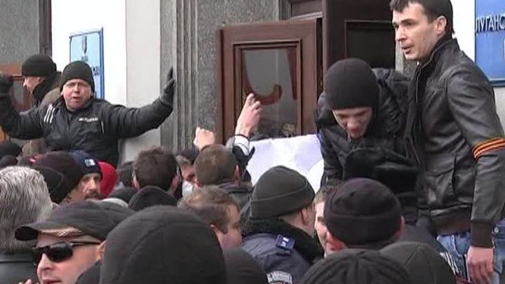 В Луганске митингующие захватили здание обладминистрации