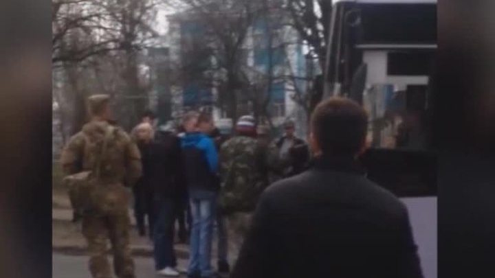 В Донецке протестующие блокировали областной военкомат