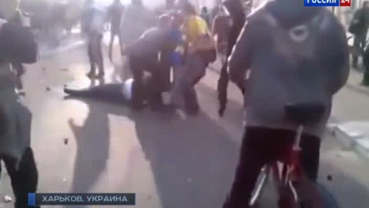 В Харькове футбольные фанаты подрались со сторонниками федерализации 