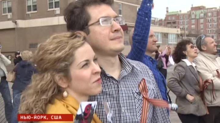 На Брайтоне раздали георгиевские ленточки