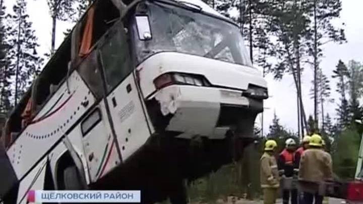 Опасная экскурсия: автобус слетел в кювет после столкновения с легковушкой