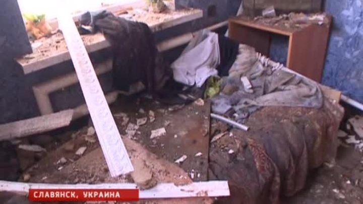 Жители Славянска укрываются от ночных бомбежек в подвалах