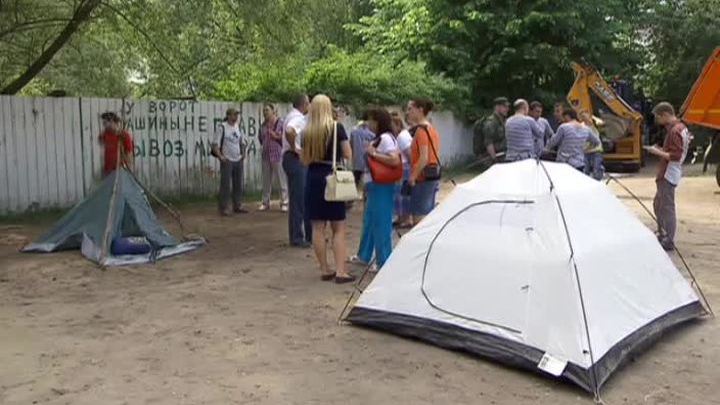 Строгинская пойма: народ защищает прибрежные постройки