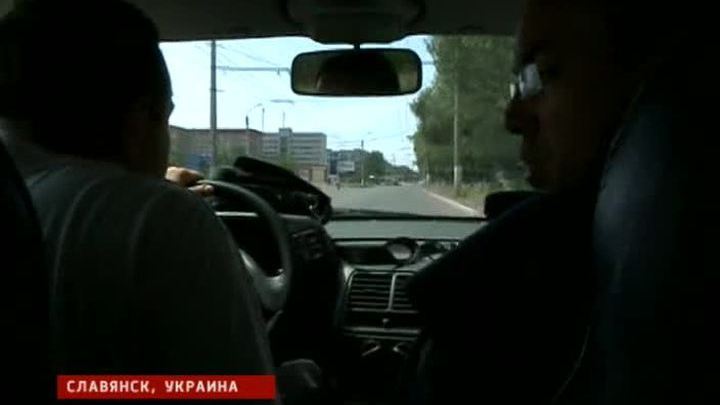 Обстрел Славянска: мина разорвалась рядом с машиной "Вестей"