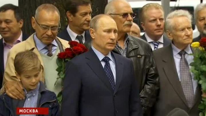 Путин открыл памятник Сергею Михалкову на Поварской улице