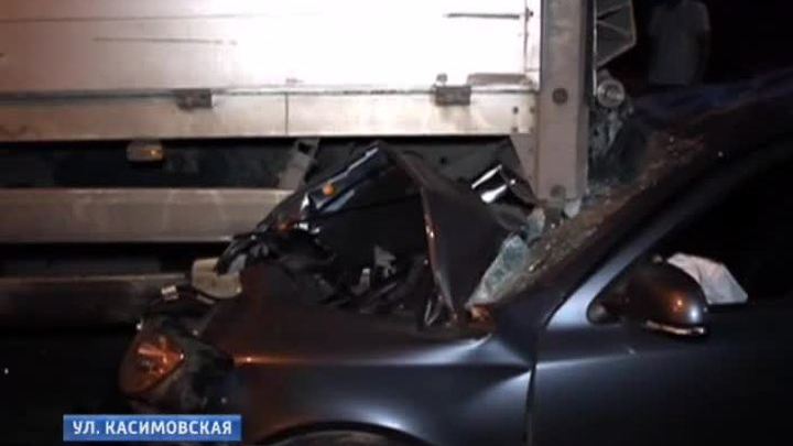 Skoda врезалась в стоящий у обочины грузовик