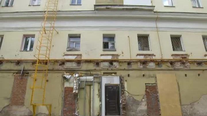 В Лефортове разрушаются дворцовые конюшни 