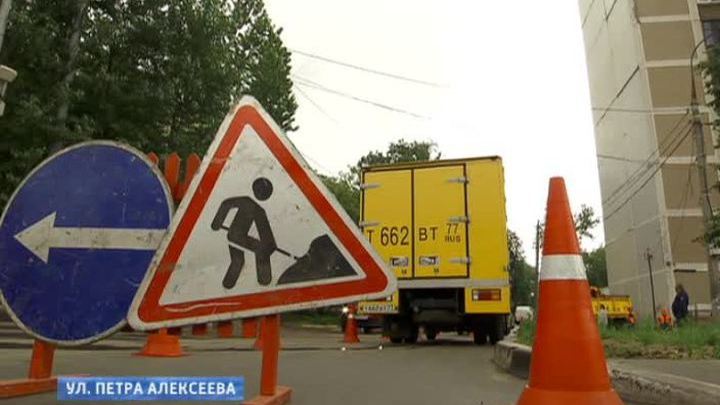 Лопнувшая труба затопила улицу Петра Алексеева