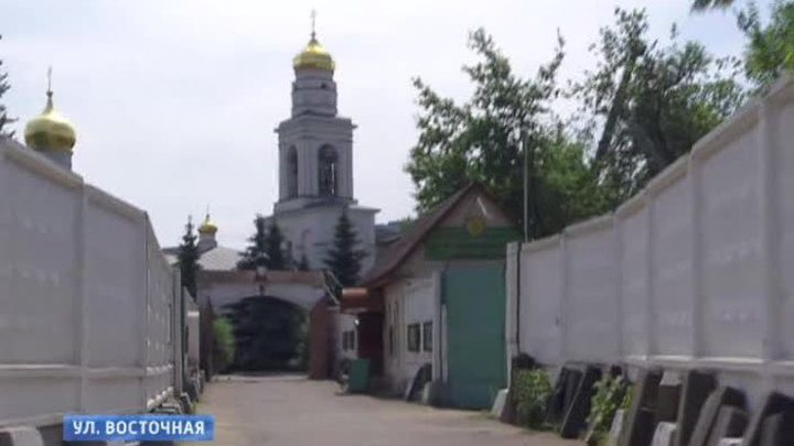 Дорога к храму с видом на промышленный хаос