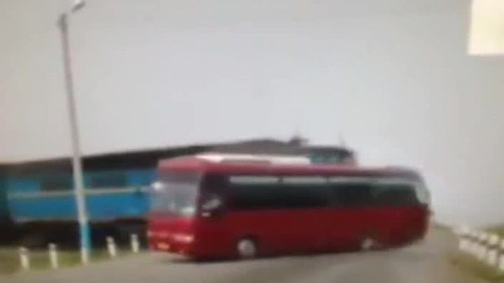 сахалин столкновение поезда и автобуса*