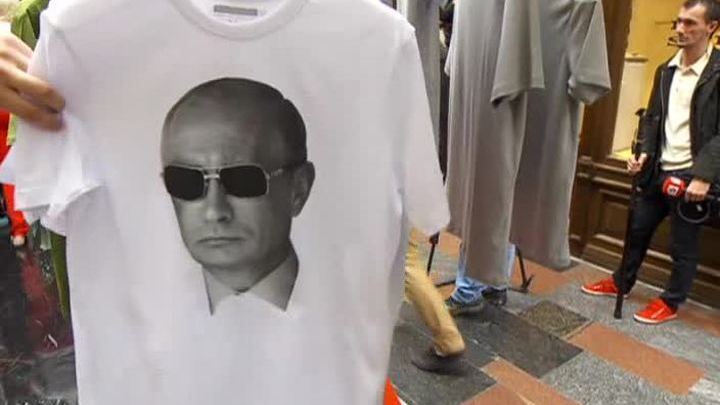 С прилавков ГУМа смели футболки с Путиным