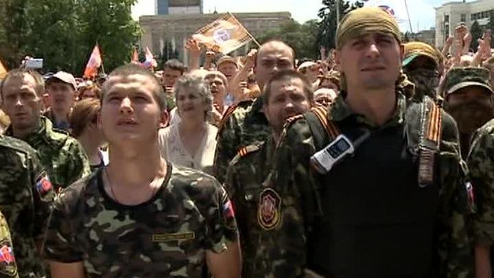 На митинге в Донецке присягу принесли 200 ополченцев