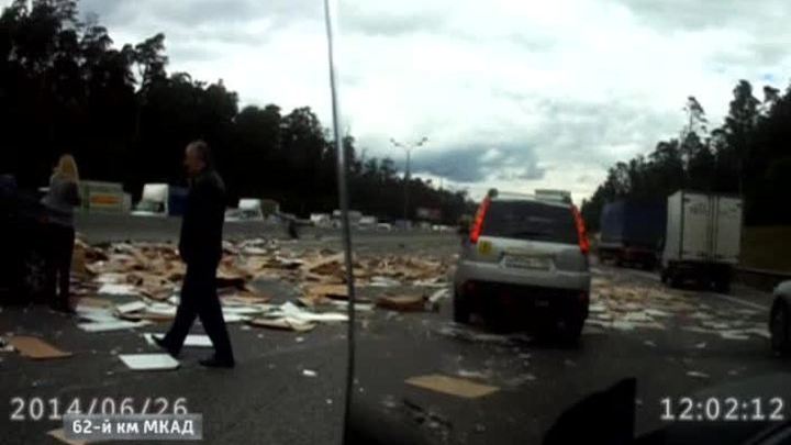 Фура с бытовой техникой попала в ДТП на МКАД
