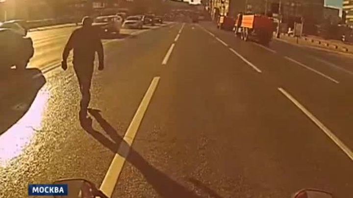 Благородный байкер с Садового кольца попал в Интернет
