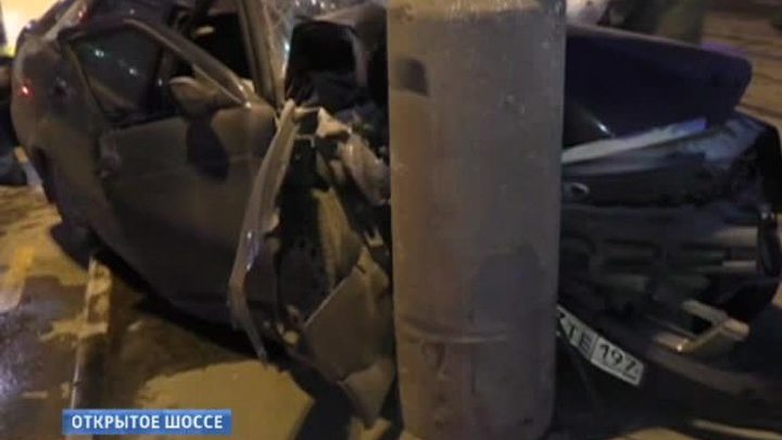 На Открытом шоссе водитель оказался зажат в салоне автомобиля