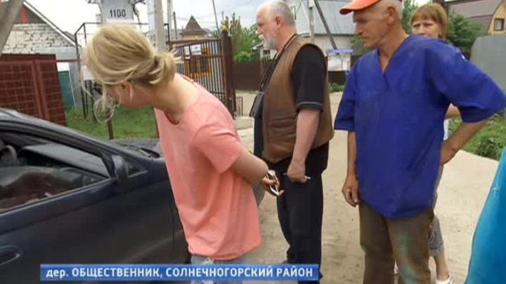 Шлагбаум разделил деревню на своих и чужих
